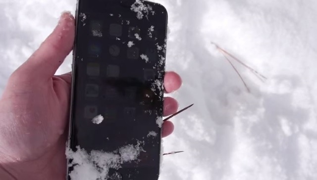 Что делать, если iPhone упал в снег?
