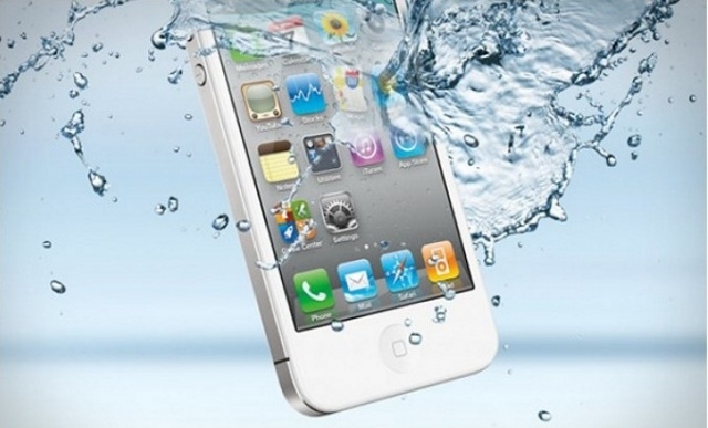 Что делать если телефон упал в воду?